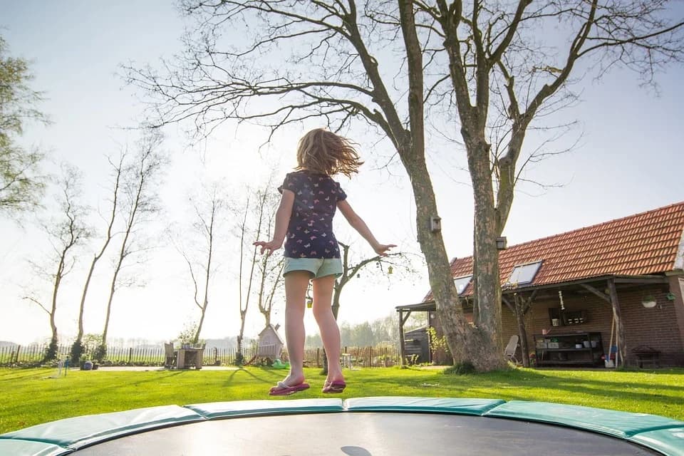 Trampoline: je kinderen spelen elke dag buiten